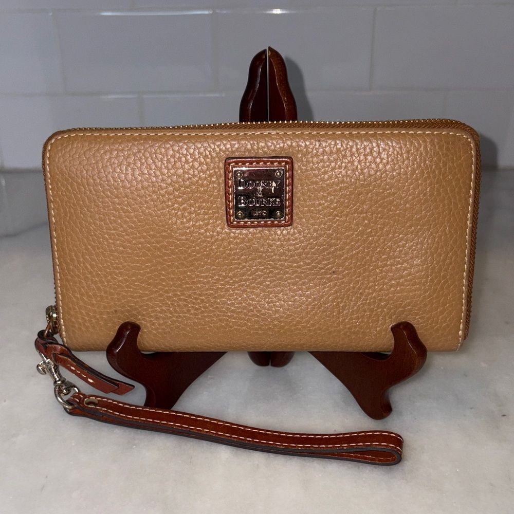 Dooney & Bourke Wallet Wristlet Pebbled Leather Full Zip Continental tan Wallet